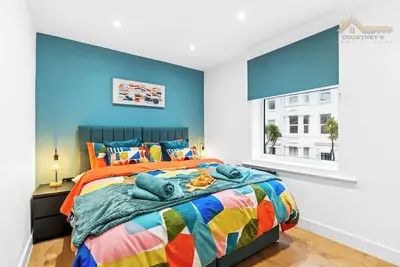 Image de Cozy & Modern Retreat | Mins walk to Beach, Bars & Attractions