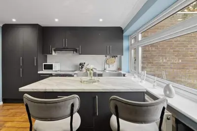 Image de Commuter's Choice  Free Parking  Quick Train Links