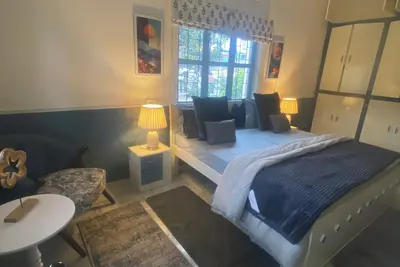 Image de This beautiful and warm home comes with exclusive bedroom bathroom and kitchen.