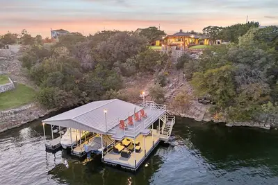 Image de Lake Therapy: 5 Bedroom/ 5 Bath Home with Dock!