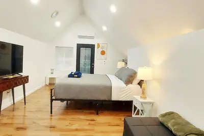 Image de Chic studio with WiFi and Ac in serene Springville