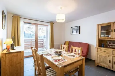 Image de À 15m des pistes de ski, 1er étage, vue montagne, balcon, télévision, casier à ski, 49m², Valmorel