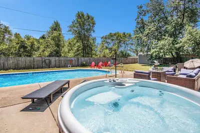 Image de Pool & Play | Hot Tub, Ping Pong, Nintendo Switch