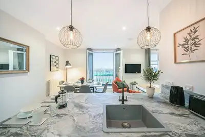 Image de Grand Penthouse Living by Lawsons
