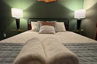 Image de Charming 2-Bedroom Suite + Spacious Game Room in Shared Home