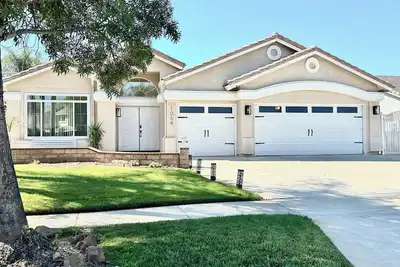 Image de Spacious Family Home with Big Backyard