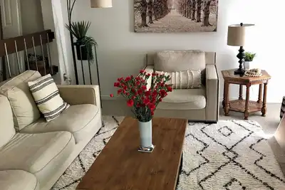 Image de Peaceful and quite townhouse with amazing views. Great location in Richmond