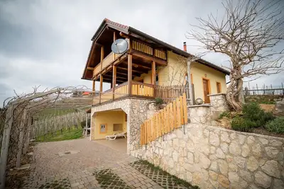 Image de Vivid Hillside Country House with Hot-Tub and Sauna - Two Bedroom Country House