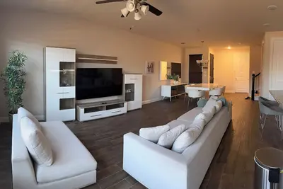 Image de Townhouse for 10, 1 Gig + 2-Car, Walk to Dining, 4 bedroom