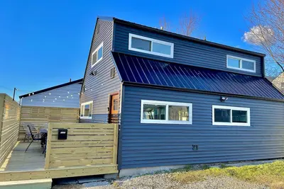 Image de Carriage house! Close to hospital, firepit, outdoor dining