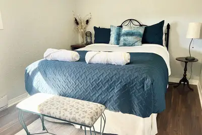 Image de Sooke's Downtown Retreat; comfort and convenience in the heart of town!