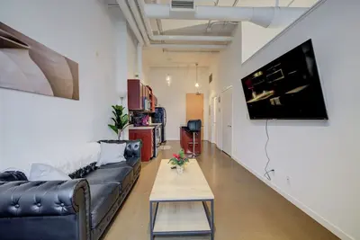 Image de Cozy 1-bedroom condo in downtown Kitchener with WiFi, Ac. in-room movie theather