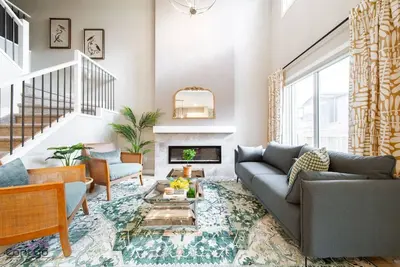 Image de The Luxe | King Bed | Sleeps 8 | Near Yeg Airport!