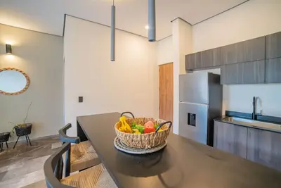 Image de 2 bd Apartment with Ocean View from Balcony