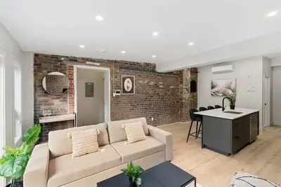 Image de \"Prime 4-Guest Locale: Newly Renovated, Spacious\"