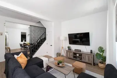 Image de Upscale Four-Bedroom Urban Retreat | Two Levels |Saint-Laurent Corridor