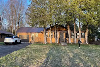 Image de One Cozy Cottage- Snowy Adventures & Fireside Relaxation!