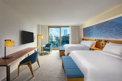 Image de Relax in Stylish Room w\/ Stunning Art Collection and Poolside Cabanas