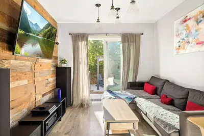 Image de Relaxation at its finest! Modern cozy home with WiFi and Ac in San Fernando