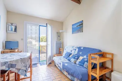 Image de Maison de vacances avec vue sur la mer, piscine partagée et jardin privé