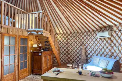 Image de Cabine \"La Contemporaine\" avec terrasse privée, jardin partagé et climatisation