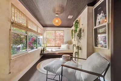 Image de Charming 2-bedroom bungalow in wonderful Morningside Miami. Gated Community