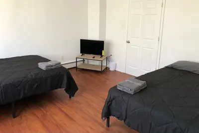 Image de Large and private apartment in convenient area sleeps up to 10 people comfortably