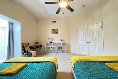 Image de Family Reunion: 5br/2. 5ba, near Highway 15 & 210