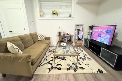 Image de Cozy 2br basement suite 5 mins from Elgin Park