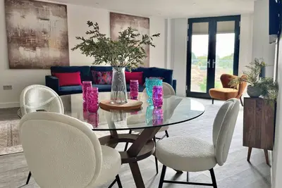 Image de 44 City gate sleeps 4 sofa bed in the lounge.