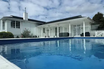 Image de Poolside Getaway on Napier Hill