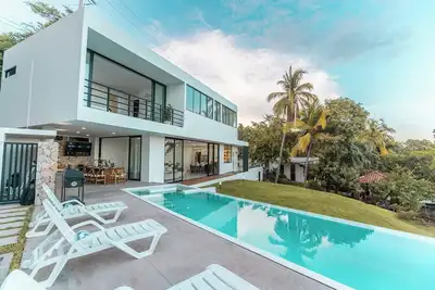 Image de White Swan Beach House w/ Ocean Views & Private Beach