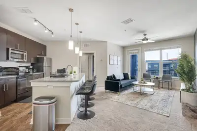 Image de Luxury Top floor escape W/ Pool, Gym, Free parking!