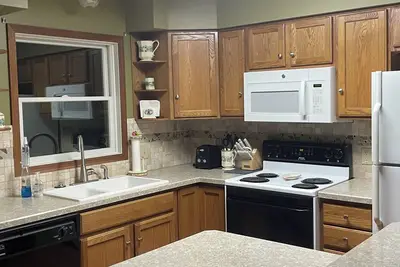 Image de Golf course home minutes from downtown Bellaire and Shorts; Sleeps 10
