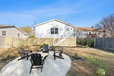 Image de Modern Family Retreat – Roomy, Chic, and Close to De Turf, Casino & the Beaches!