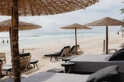 Image de Tati walking to the beach