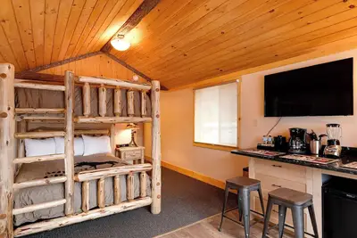 Image de Small Standalone Cabin w/2 queen beds + kitchenette