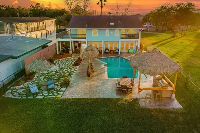 Image de Paradise Home\nSpacious 5-bedroom house sleeping 14, Heated pool in lovely Bacliff