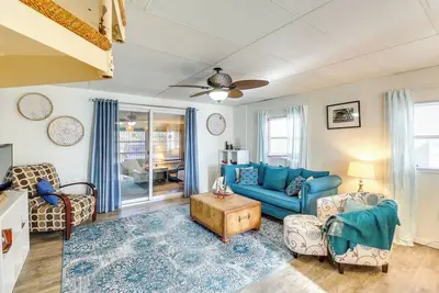 Image de Breezy Bungalow - 4 Bd, 2ba - Sleeps 8 - Rooftop Deck
