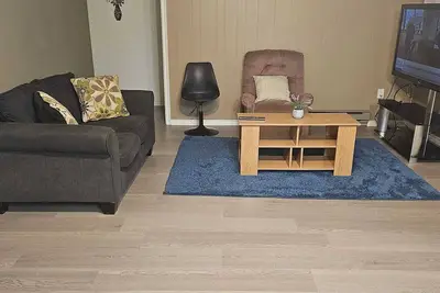 Image de 10 minute walk to the hospital! Cozy home in a quiet area near many amenities.