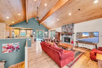 Image de Spacious Tahoma Retreat with Hot Tub and Game Room
