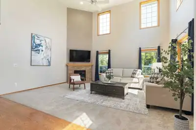 Image de Fully furnished 4br Home｜Study Room｜Mainfloor Bedroom｜Garage Access #42180