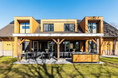 Image de Heide Villa offers luxury for 26 guests, with 10 bedrooms, ensuite bathrooms, hot tub, sauna, and large garden.