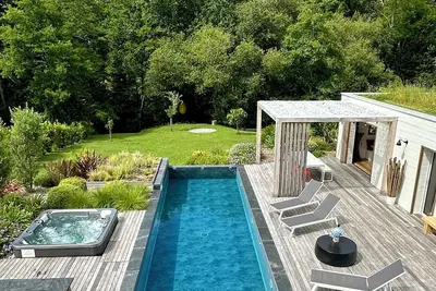 Image de Petite maison piscine et jacuzzi en lisière de forêt