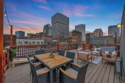 Image de Lofts on 4th Penthouse | Sleeps 14 | 2 units