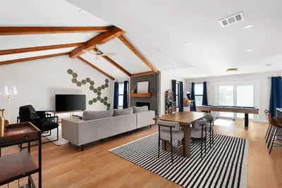 Image de Sophisticated 5br w/ Spa, Fire Pit & Parking