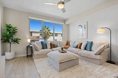 Image de Luxury condo in downtown Oceanside, washer & dryer! Has heat & Ac! Salt Complex