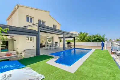 Très belle villa avec amarre privée de 14 mètres pour votre bateau, canal Norfeu