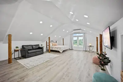 Image de Private Loft Studio On Acreage + Near Liberty