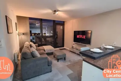 Image de Canal Side Flat by City SuperHost